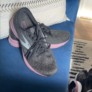 Brooks Women's Black and Pink Athletic Shoes